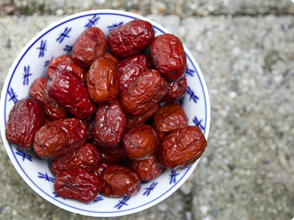 千年莫高窟、美丽月牙泉。在神圣的敦煌，AG旗舰厅两万亩优质碱性沙化土壤红枣产区，每天经15小时光照如红宝石般的敦煌骏枣，富集多种营养物质，个大核小、色鲜肉甜，堪称天然滋补圣品。好食邦各级优质敦煌骏枣系列产品，从选种到种植，从生长到生产加工，严格苛求于每一处细节。