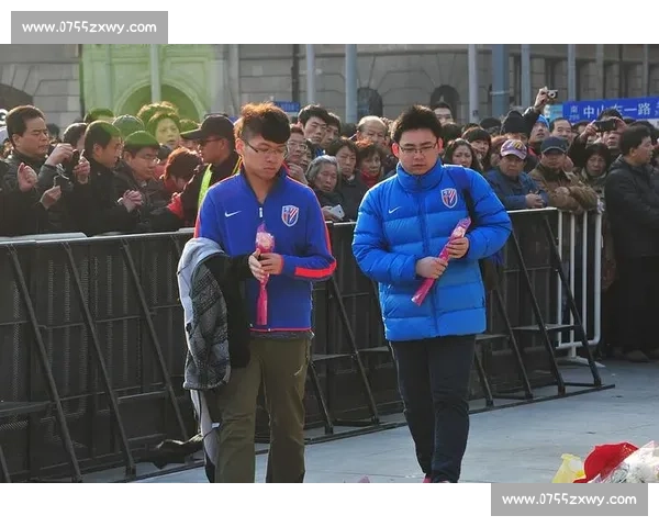 川超星光寄哀思:球迷亮灯送别小球迷林子金 川超星光寄哀思:球迷亮灯送别小球迷林子金